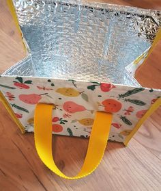 Tuto gratuit Sac Lunch isotherme Diy Lunch Bag, Quilting Designs Patterns, Lunch Tote Bag, Sac Lunch, Couture Sewing, Diy Couture, Cooler Bag, Diy Arts And Crafts, Bag Organization