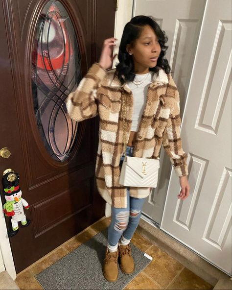 Brown Uggs Outfit Black Women, Baddie Winter Outfits Blackgirl, Flannel Outfits Black Women, School Winter Outfits Blackgirl, Outfits With Brown Boots, Brown Flannel Outfit, Winter Outfits Blackgirl, Brown Uggs, Teen Fashion Trends