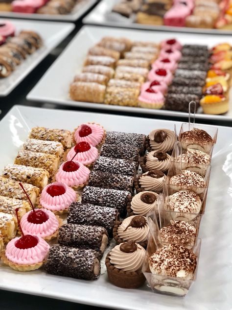 Finger Pastries, Assorted Pastries, Party Pastries, Mousse Cups, Painting Birthday Party, Painting Birthday, Food Decor, Catering Business, Sweet Table