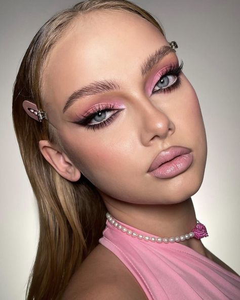 Pink Glitter Makeup, Maquillage On Fleek, Vibrant Makeup, Barbie Makeup, Glam Makeup Look, Makijaż Smokey Eye, Makeup Eye Looks, Asian Eye Makeup, Creative Makeup Looks