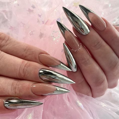 Posted by Zoe Scott: Dive into the festive fashion world with our guide on "20 Stiletto Christmas Nails." This post is your ultimate resource for embracing the holiday sea... Silver French Nails, Chrome Nails Silver, French Nail Ideas, Lexi Nails, Blue Stiletto Nails, Chrome French, Pink Tip Nails, Christmas Nail Ideas, Silver Nail Designs