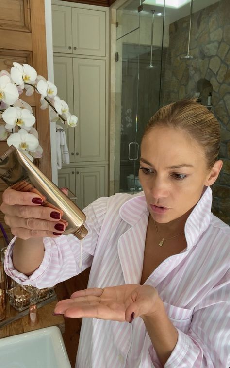 Jlo Skin Care Routine, Jlo Beauty Products, Jlo Makeup Glow, Jlo Skincare, Celeb Skincare, Jlo Makeup, Jlo Beauty, Jlo Glow, Morning Skincare Routine