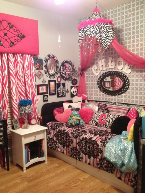 Paris zebra mixed patterned girl bedroom Mcbling Rooms, Bedroom 2000s, Trashy Gyaru, Early 2000s Bedroom, 2000s Room Decor, Gyaru Room, Diva Bedroom, Y2k Apartment, 2000s Bedroom