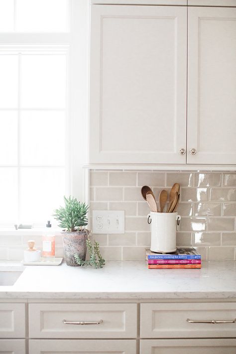 Laundry Room Windows Ideas, Granite Expo Cabinets, Neutral Backsplash With White Cabinets, Greige Backsplash, Range Hoods Ideas, Color Combinations Design, Greige Kitchen, Ivory Kitchen, Backsplash With White Cabinets