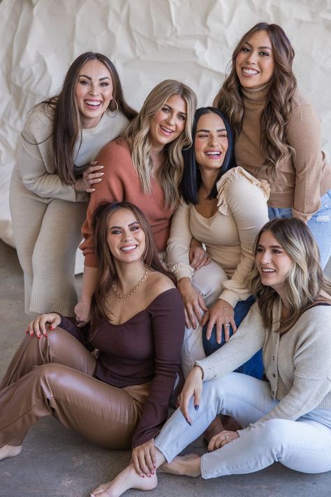 Group Posing, Girlfriends Photoshoot, Group Photo Poses, Group Picture Poses, Friendship Photoshoot, Group Photography Poses, Sisters Photoshoot, Group Poses, Event Guide