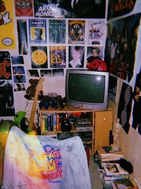 Room Decor Emo, Room Decor Hippie, 90s Room, 90s Bedroom, Grunge Bedroom, 80s Room, Zimmer Diy, 80s Bedroom, Retro Bedrooms