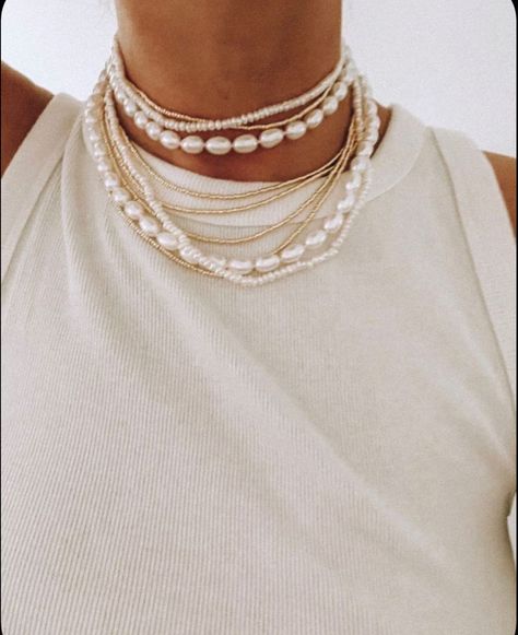 Pearl Necklace 2023, Cool Pearl Necklace, Styling Pearl Necklace, Necklace Beads Ideas, Pearl Necklace Diy, Pearl Necklace Outfit, Necklaces 2023, Beaded Pearl Necklace, Accessories 2023