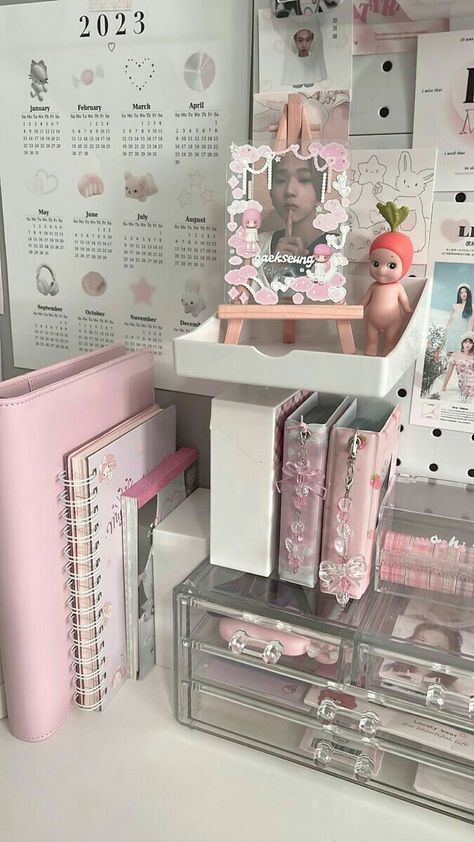 Cute Study Desk, Cute Desk Ideas, Kpop Desk Setup, Kpop Desk, Kpop Binder, Desk Pc, Dream Desk, Study Desk Decor, Pink Desk