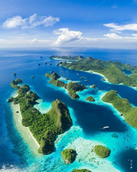 Raja Ampat Islands, West Papua, Fantasy World Map, Raja Ampat, Weather Photos, Create Memories, So Busy, Natural Scenery, World Travel