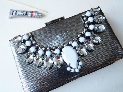 15 Amazing Ways to Repurpose Old and Broken Jewelry Old Jewelry Crafts, Jewel Frames, Vintage Jewelry Diy, Unique Clutch, Vintage Jewelry Repurposed, Embellished Clutch, Vintage Jewelry Crafts, Vintage Jewelry Art, Repurposed Jewelry