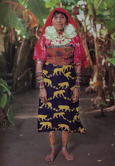 A kuna woman wearing traditional garb in the Colombian jungle. Love the mix of prints! Traditional Brazilian Clothing, Colombian Woman, Kuna Yala, Brazilian Clothes, Cultural Appreciation, Colombian Fashion, Colombian Culture, Jungle Love, Colombian Women