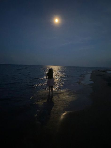 Dark Beach, Ocean At Night, Ocean Girl, Beach At Night, Beach Night, People Watching, Summer Dream, Night Aesthetic, Beach Aesthetic