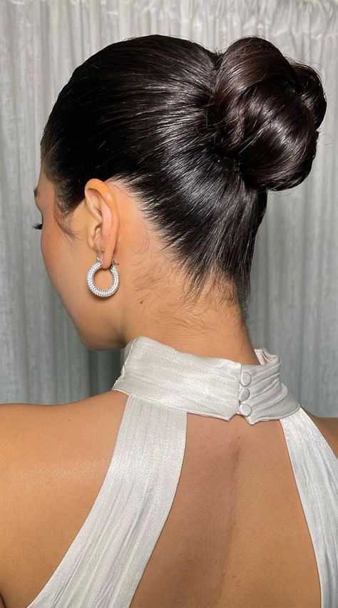 Middle Part High Bun, Mid Bun Hairstyles, Updo Simple, 4c Natural Hairstyles Short, Updo Chignon, Hairstyle Girls, Hairstyle Cute, High Updo, High Bun Hairstyles