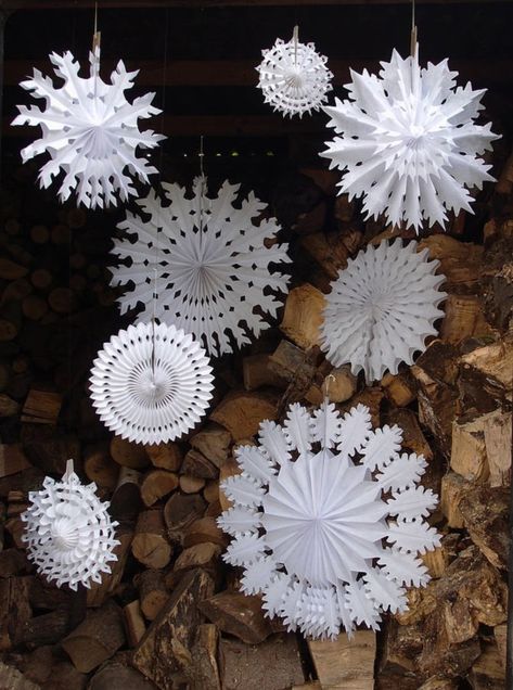 40 DIY Paper Snowflakes Decoration Ideas - Bored Art Cheap Christmas Wreaths, Garlands Christmas, Diy Garlands, Mini Wreath, Paper Snowflake, Paper Christmas Decorations, Dough Ornaments, Succulent Wreath, Diy Wreaths