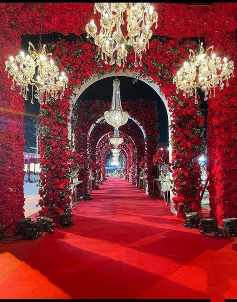 Royal Reception Look Indian, Marriage Background Decoration, Red Wedding Stage, Wedding Reception Entrance Ideas, Wedding Decorations Red, Royal Wedding Decorations, Bangalore Wedding, Royal Indian Wedding, Indian Wedding Decorations Receptions