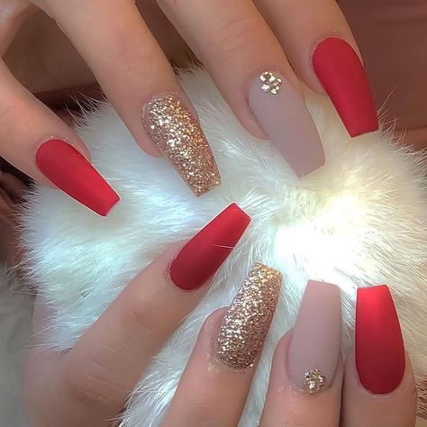 Pinterest: montesemily287 Matte Nail Art, French Pedicure, Gold Nail Designs, Red Acrylic Nails, Colorful Nails, Gold Nail, Christmas Nails Acrylic, Deep Winter, Winter Nail