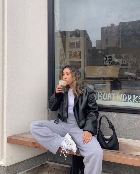 carmen on Instagram: “sweatpants but make it cute 🖤 #cozyoutfit #casualstyles #petitestyle” Chill Weather Outfit, Cute Outfits With Sweatpants Winter, Baguio Outfit, Cold Weather Outfits Casual, Cold Weather Layering, Japan Outfits, Cute Sweatpants Outfit, Seattle Fashion, New York Outfits