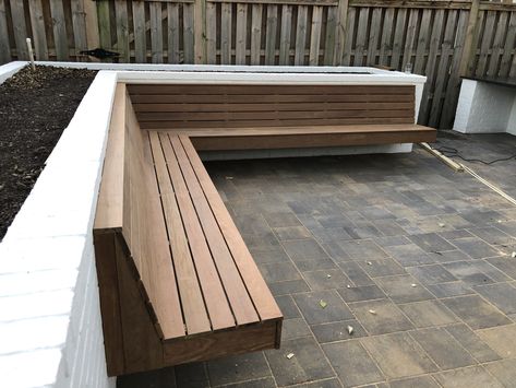 Outdoor Corner Bench, Outdoor Bench Seating, Diy Outdoor Seating, Deck Seating, Backyard Seating Area, Diy Mudroom Bench, Backyard Seating, Patio Garden Design, Bench Seating