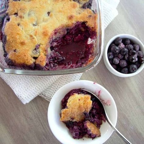 This keto berry cobbler is made with blueberries & blackberries for an easy and delicious dessert. Just a few ingredients made a low carb comfort food. Easy Blueberry Cobbler, Cobbler Easy, Berry Cobbler, Berry Dessert, Blueberry Cobbler, Keto Dessert Easy, Dessert Easy, Keto Sweets, Cobbler Recipes