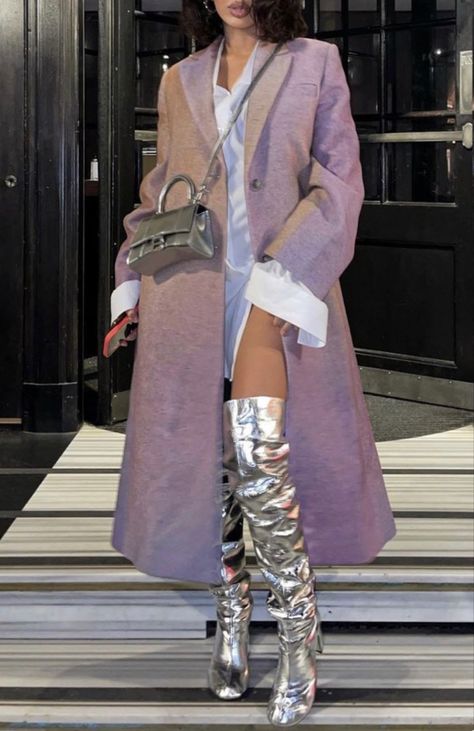 Silver Metallic Boots, Boots High Knee, Over Knee Boots, Silver Bag, Metallic Boots, Silver Boots, Longline Coat, Street Style Edgy, Fashion Fits