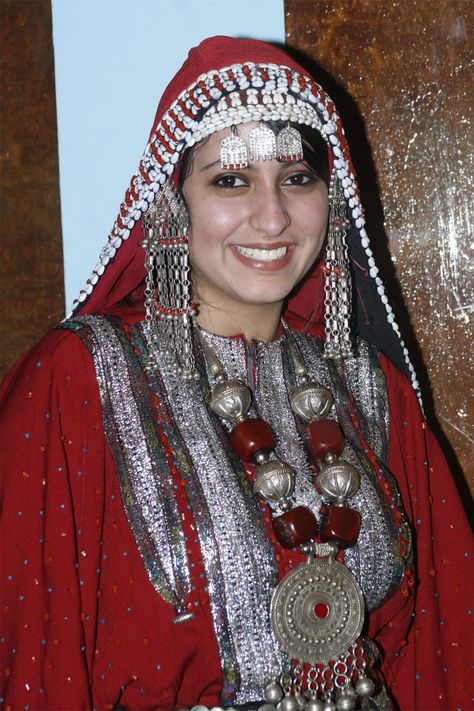 Yemeni Traditional Dress Yemen was known for silver mines. Tassles were amuletic (ward off spirits) and jangled. Yemen Clothes, Yemeni Women, Yemen Women, Yemeni Clothes, Yemeni People, Yemen Clothing, Arabian Women, Dress Name, Dress Images