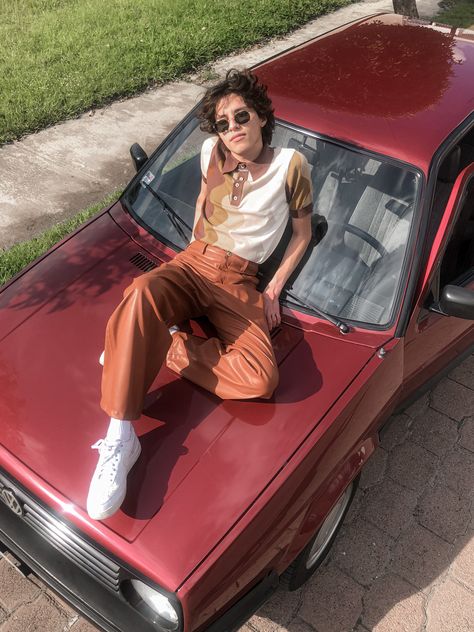 70s Photoshoot Ideas, Photoshoot 70s, Photography Types, Quirky Photography, Shirt Photoshoot, Photoshoot Ideas Outdoor, 70s Photoshoot, Car Outfit, Car Poses