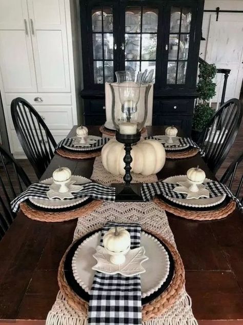 75+Buffalo Plaid Fall Decorations to make this Chilly Season Cozy & Colorful - Hike n Dip Farmhouse Style Dining Room, Dining Room Design Ideas, Tafel Decor, Dining Room Table Decor, Tablescape Inspiration, Fall Table Decor, Decor Thanksgiving, Room Design Ideas, Farmhouse Dining Room