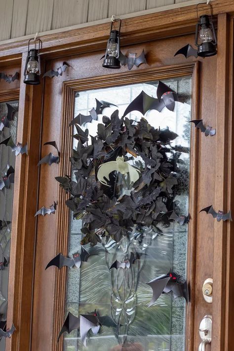 Door Decorations Halloween, Halloween Entry Table, Halloween Decorations Outdoor Porch, Fall Decor Home, Dollar Store Halloween Decorations, Table Halloween, Halloween Bat Decorations, Home Organization Ideas, Halloween Front Doors