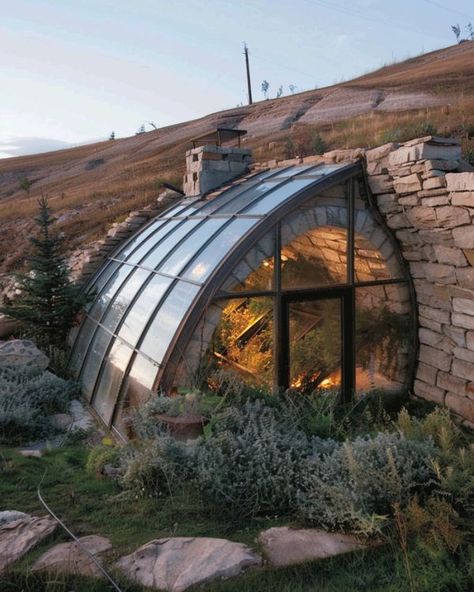 Grow food all year round in an underground greenhouse. Here's how House In A Greenhouse, Underground Greenhouse Diy, In Ground Greenhouse, Outdoor House Ideas, Greenhouse Houses, Earthship Greenhouse, Sunken Greenhouse, Walipini Greenhouse, Yard Garden Design