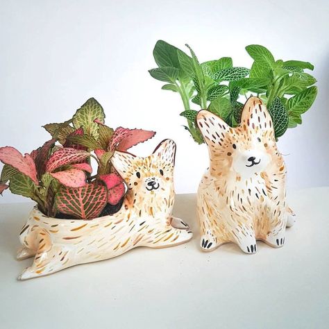 @etsy on Instagram: “You may not have known that you needed a corgi planter when you woke up this morning, but now you do 😍 Etsy seller @mrsbiscuit forms each…” Llama Gifts, Planter Ceramic, Animal Planters, Ceramic Dog, Miniature Animals, Ceramic Animals, Cache Pot, Planter Pots Indoor, Dog Dog