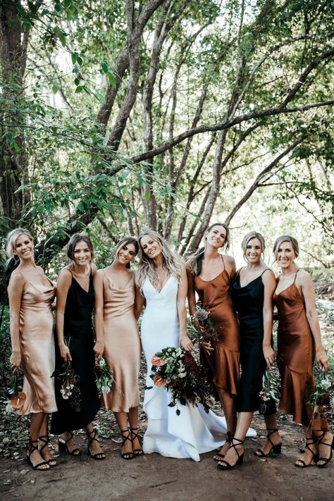 Bridesmaids in beige, brown and black dresses Photo: IVY ROAD PHOTOGRAPHY Timeless Bridesmaid Dress, Metallic Wedding Colors, Brown Bridesmaid Dresses, Fall Bridesmaids, Wedding Color Combos, Outdoor Cocktail, Metallic Wedding, Fall Bridesmaid Dresses, Green Wedding Colors