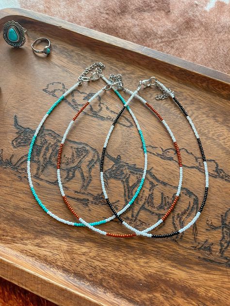 simple  hand beaded choker Western Beaded Necklace, Diy Western Jewelry, Seed Bead Necklaces, Native Crafts, Beaded Stuff, Cowgirl Fashion, Beautiful Chokers, Painted Hats, Silver Chain For Men