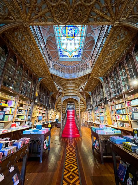 The Lello Library (Livraria Lello) rose to fame after word got out that JK Rowling might have gotten her inspiration for Hogwarts Library after visiting Livraria Lello while living in Porto for several years. Here's how to visit the famous Harry Potter library in Porto! Pretty Library, Portugal Bucket List, Harry Potter Library, Hogwarts Library, Portugal Travel Guide, Architecture Landmark, Artistic Installation, Art Nouveau Design, Bucket List Destinations