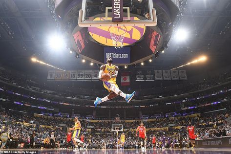 NBA photographer Andrew D. Bernstein shot the picture, which went viral shortly after its ... Lebron James Dunking, Lebron James Poster, Lebron James Wallpapers, International Photography Awards, Nba Wallpapers, Basketball Art, Russell Westbrook, James Harden, Photography Awards