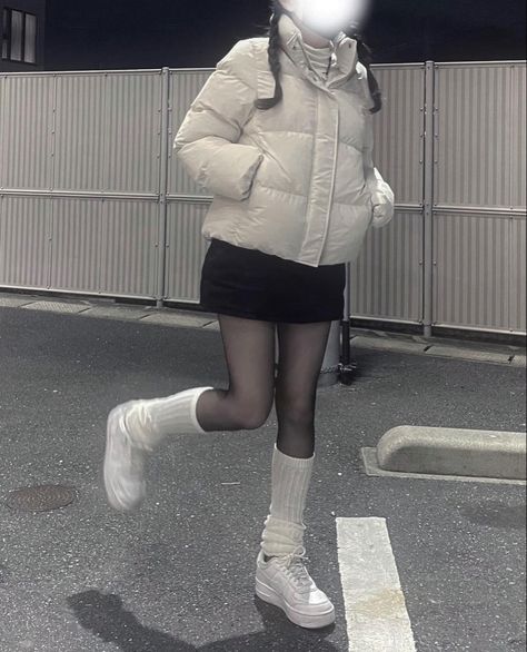 Acubi Fashion Japan, White Puffer Jacket Outfit Korean, Wonyoungism Outfits Winter, White Puff Jacket Outfit, Asian Aesthetic Outfits, Casual Asian Fashion, Black Skirt Outfit Winter, Japan Outfit Winter, Winter Outfits Korean