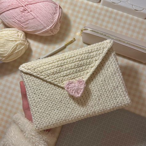 Love Letter Book Sleeve, Crochet Book Sleeve, 40s Mode, Letter Book, Crochet Book Cover, Crochet Book, Crochet Fairy, Ugly Love, Mode Crochet