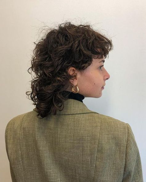 Coiffeurstory✂️Yannick & Gabby on Instagram: "Mullet elegance ✂️ for @anabelle_vx 📷 @not_yourself #mulletmonday#elevatehair#mullet#curlybangs#shaggyhair#razorcuts#mullethaircut#hairnerds#edgyhair#infringemagazine#80shair#coiffeurparis#dazedbeauty#hairslayerz#esteticamagazine#hairbrained#babymullet#laparisienne" Short Curly Wolf Cut, Shag Mullet Curly Hair, Long Curly Shag, Baby Mullet, Curly Mullet Hairstyle Women, Queer Haircut, Curly Hair Mullet, Hair Threading, Curly Cut