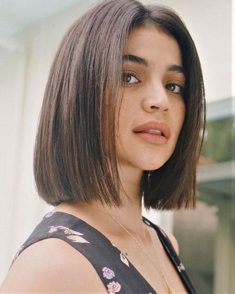 Winter Haircuts, Haircuts For Round Faces, Medium Bob Haircut, Medium Bob Hairstyles, Chin Length Hair, Long Bob Haircuts, Shoulder Length Hair Cuts, Round Face Haircuts, Bob Haircuts For Women