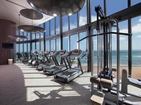 Small Home Gym Design, Luxurious Gym, Car Elevator, Home Gym Layout, Luxe Auto's, Small Home Gym, Seaside Hotel, Gym Setup, White Room Decor