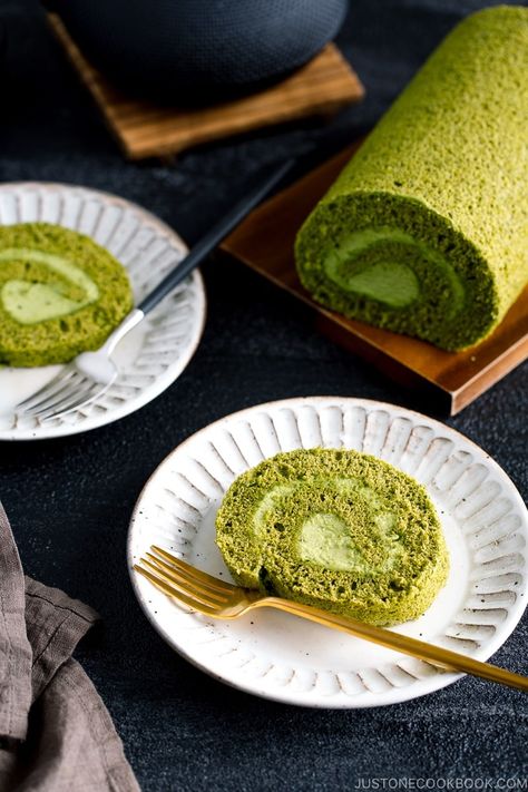 A fluffy sponge cake filled with fresh green tea powder cream, Matcha Swiss Roll is a favorite Japanese sweet treat for dessert or snack time. Matcha Sponge Cake, Matcha Swiss Roll Recipe, Matcha Roll Cake Recipe, Matcha Swiss Roll, Matcha Roll Cake, Fluffy Sponge Cake, Swiss Cake, Sponge Cake Filling, Matcha Milk