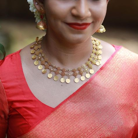 Traditional Jewelry Kerala, Vintage Indian Jewelry, Indian Wedding Jewelry Sets, Gold Bridal Necklace, Neck Pieces Jewelry, Indian Bridal Jewelry Sets, Choker Designs, Fancy Jewelry Necklace, Antique Jewellery Designs