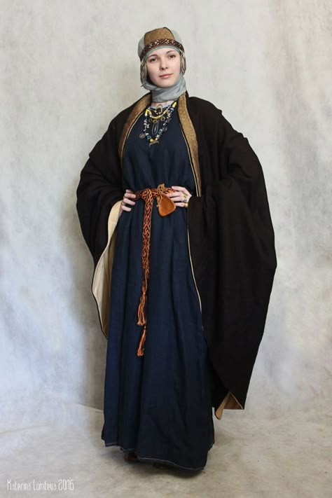 Aged Clothing, Russian Clothing, Viking Dress, Medieval Clothes, Medieval Woman, Viking Clothing, Medieval Costume, Folk Dresses, Medieval Clothing