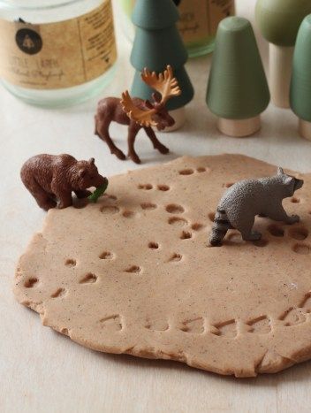 Playdoh Activities For Kindergarten, Forest Animal Activities For Toddlers, Play Dough Activities Toddler, Nature Playdough, Play Dough Animals, Play Dough Activities, Easy Play Dough, Playdough Activities, Sensory Bin