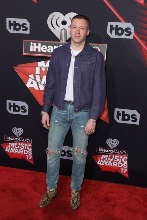 Macklemore at the 2017 iHeartRadio Music Awards at The Forum. Macklemore Outfit, Iheartradio Music Awards, Halloween Express, Macklemore, Retro Fits, Harness Boots, Halloween Outfit, Country Boys, Archipelago