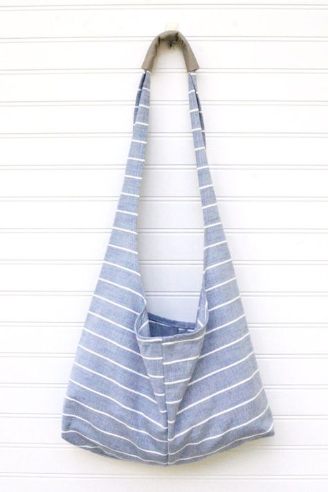 Sling Bag Pattern Free, Cross Body Bag Pattern Free, Diy Sling Bag, Artsy Projects, Sling Bag Pattern, Cross Body Bag Pattern, Hobo Bag Patterns, Purse Ideas, Denim Crafts Diy