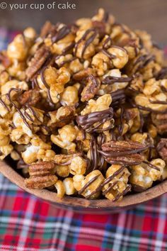 Turtle Caramel Corn with pecans and drizzled with milk chocolate! Chex Snacks, Popcorn Trail Mix, Popcorn Recipes Chocolate, Microwave Caramel Corn, Popcorn Party Favors, Tailgate Appetizers, Homemade Caramel Corn, Christmas Turtle, Masters Party