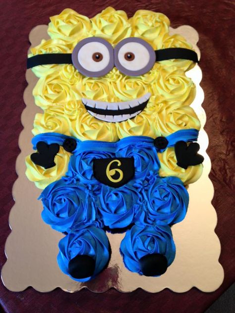 Minion Cupcake Cake Minion Cupcake Cake, Blueberry Lasagna, Minion Cupcake, Cupcakes Kids, Pull Apart Cupcake, Crumb Coat, Minion Cakes, Pull Aparts, Pull Apart Cupcake Cake