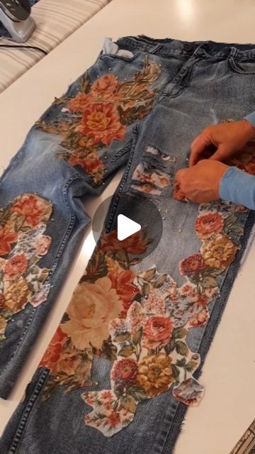 Fashion Diy Upcycling, Diy Fashion Design, Repurposed Denim Projects, Appliques For Clothes, Altered Jeans Diy, Patchwork Clothes Diy Tutorials, Upcycle Clothes Tutorial, Boho Upcycled Clothing, How To Upcycle Jeans