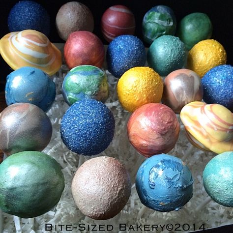 Planetary cake pops Planet Cake Pops, Space Themed Cake, Solar System Cake, Alien Cake, Themed Cake Pops, Planet Cake, Rocket Party, Galaxy Cake, Pop Cupcakes