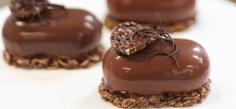 Chocolate peanut caramel by William Werner - Pastry Recipes in So Good Magazine Special Deserts, Classic Chocolate Cake Recipe, Peanut Caramel, Fruit Pastries, Chocolate Chip Recipes, Chocolate Glaze, Banana Chocolate Chip, Plated Desserts, Chocolate Cheesecake